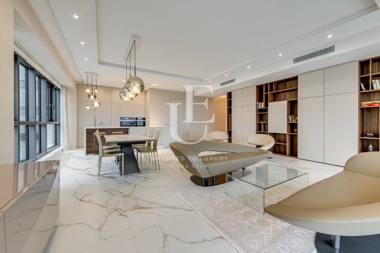 Стилен апартамент за продажба в емблематична сграда в Център