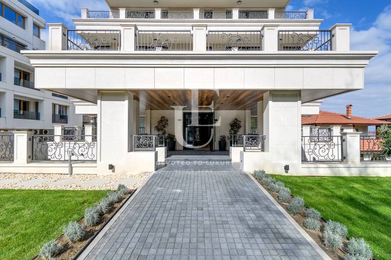 Тристаен апартамент за продажба във висок клас сграда