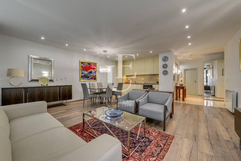 Изтънчен апартамент в престижна сграда под наем