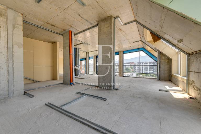 Изключителен пентхаус с усещане за къща до Парадайс мол