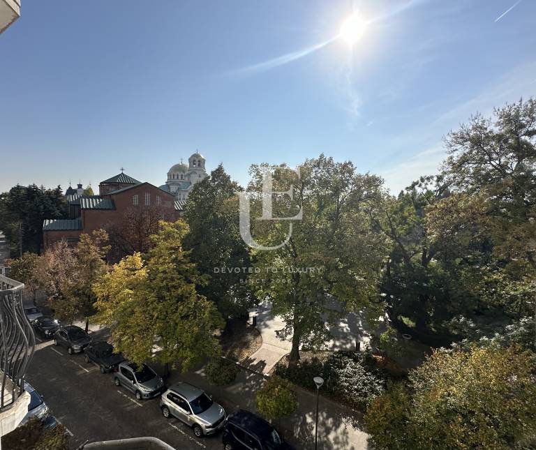 Aristocratic apartment in one of the most beautiful buildings 