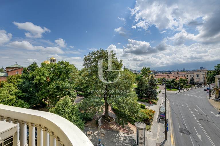 Aristocratic apartment in one of the most beautiful buildings 