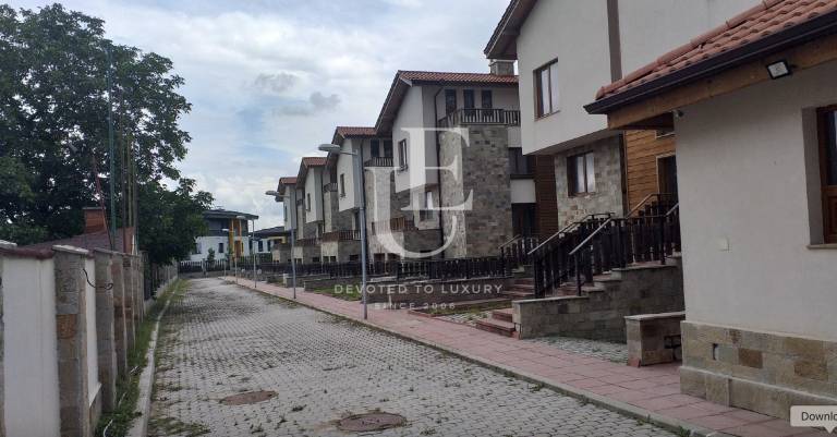 Комплекс от къщи за продажба в близост до Резиденшъл Парк