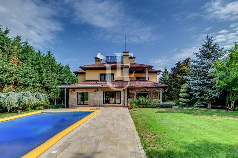 A luxury house with a large yard and pool in Dragalevtci Qt.