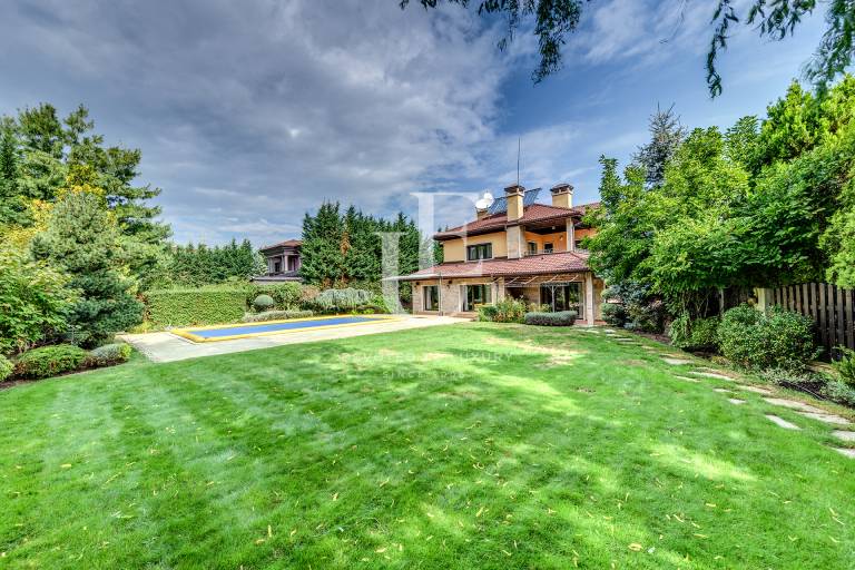 A luxury house with a large yard and pool in Dragalevtci Qt.