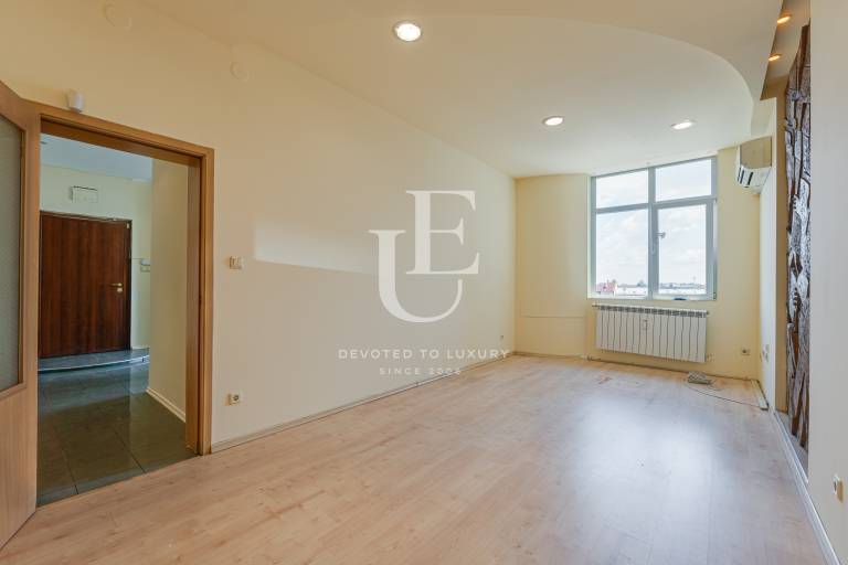2 bedroom apartment with elevator on Vitosha blvd for sale