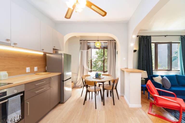 One-bedroom apartment next to a beautiful garden in the center