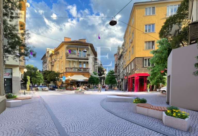 Spacious multi-room apartment at the Five Corners area