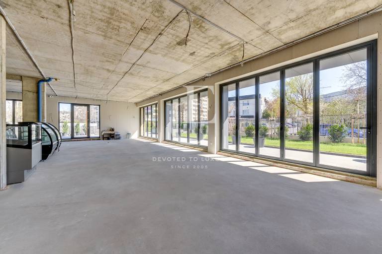 Търговско помещение с градина под наем в района на Мол Парадайс