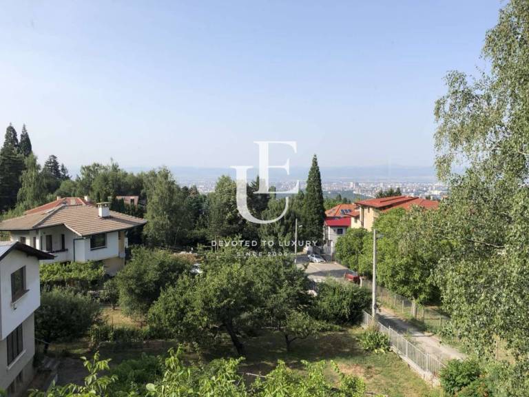 Detached House with Garden and Panoramic Views on Leshnikova Gora