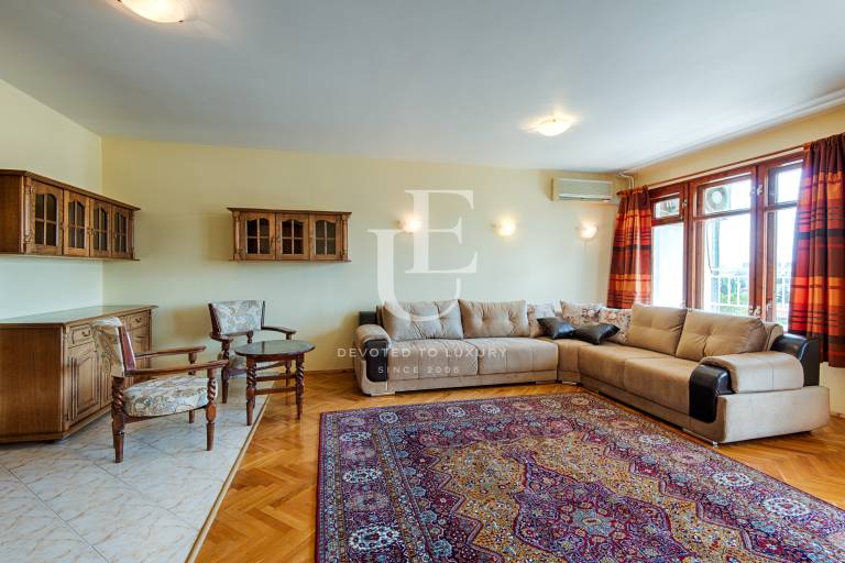 Апартамент с две спални в кв.Изток под наем