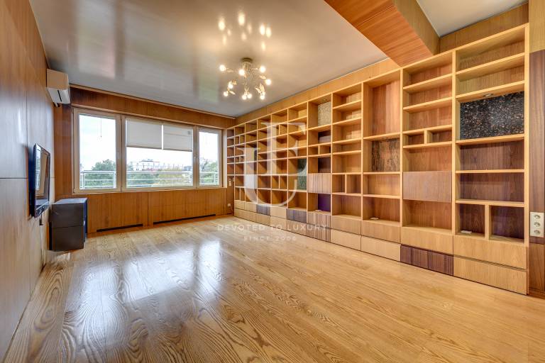 Тристаен апартамент в знакова сграда под наем