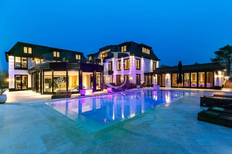 Luxury villa with 6 bedrooms and a private island near Amsterdam