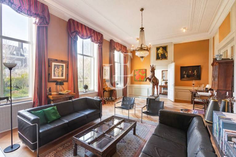 Просторен апартамент с две спални и градина в Амстердам