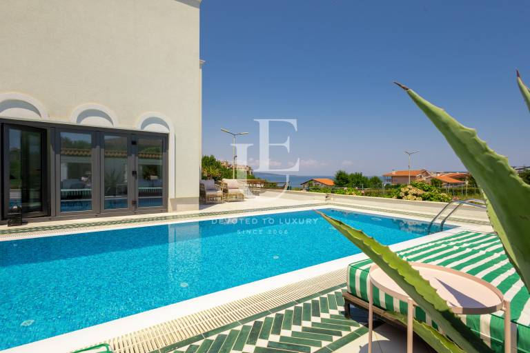 Magnificent Seaside House with Pool Meters from the Beach