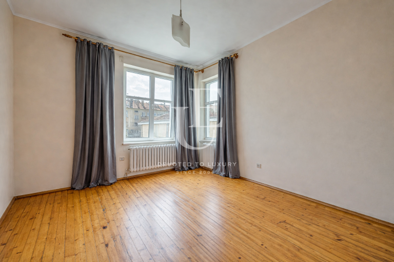 Two separate floors for sale on Angel Kanchev Street