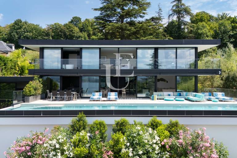 Луксозна вила с минималистичен дизайн и инфинити басейн в Женева