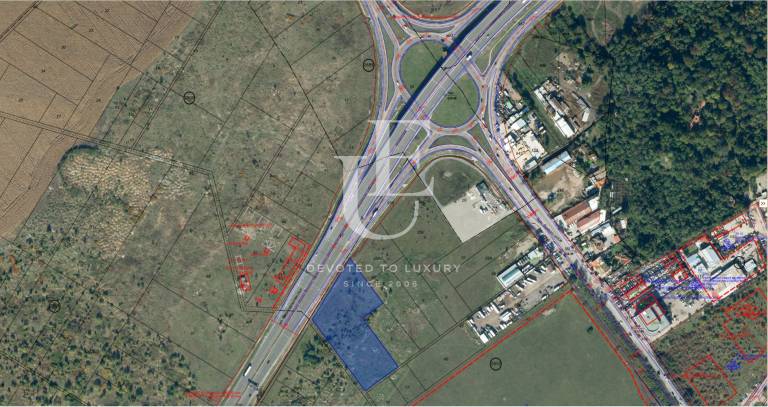 Plot for sale with direct access from the ring road