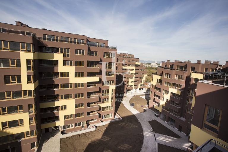 Spacious three bedroom apartment in gated complex