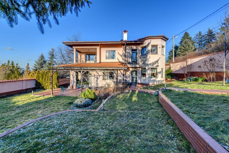 Spacious sunny house with panoramic views in Bankya