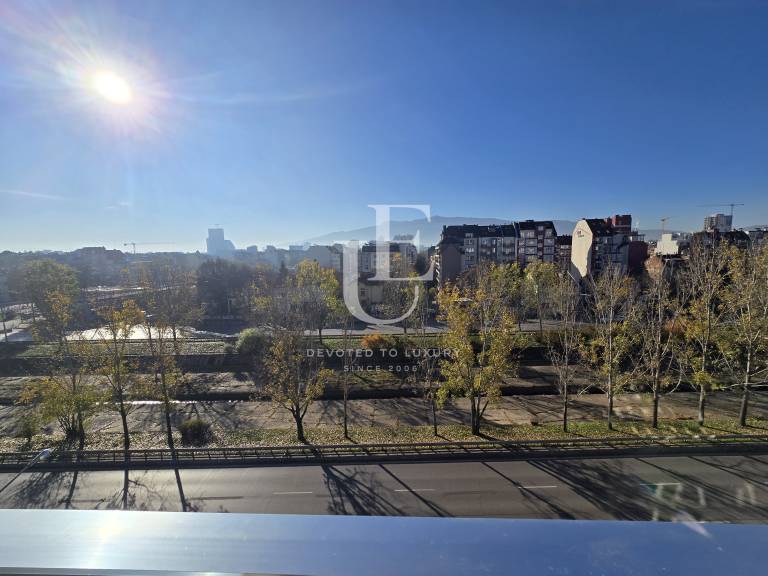 Панорамен офис в офис сграда в центъра