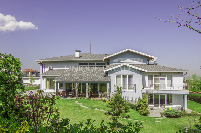 Spacious house with garden and pool for rent