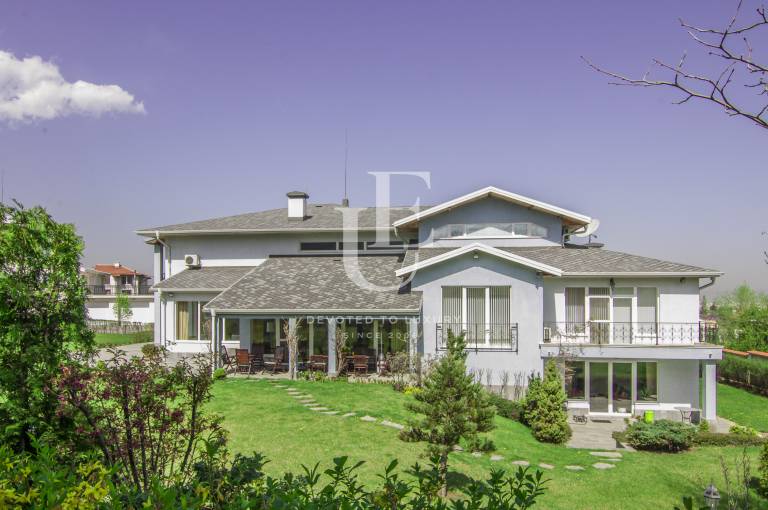 Просторна къща под наем в затворен комплекс с двор и басейн