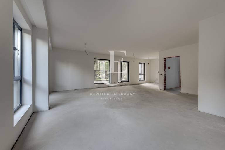 Четиристаен апартамент с двор с кв. Бояна за продажба