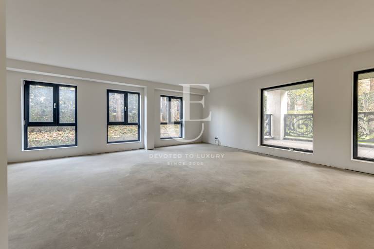 Четиристаен апартамент с двор с кв. Бояна за продажба