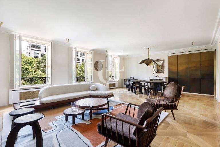 Boutique property with three bedrooms in a prime Avenue Montaigne