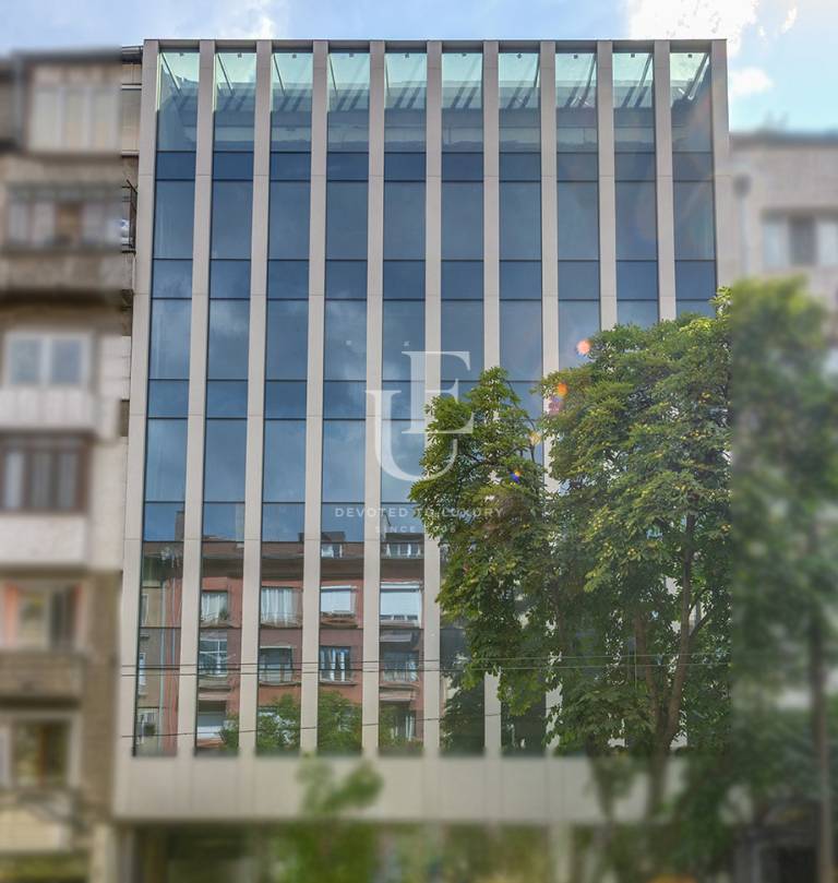 Отлично реновирана офис сграда до НДК, с възможност за паркиране