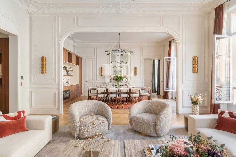 Elegant three-bedroom property in the Golden Triangle of Paris