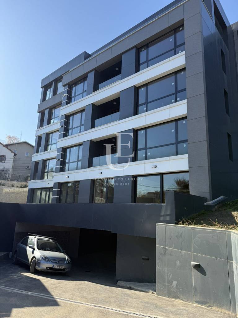 Тристаен апартамент с два гаража в Гърдова глава 