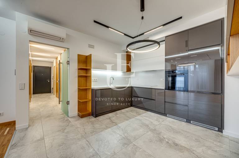 Нов тристаен апартамент с двор в Резиденшъл парк 