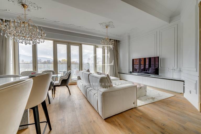 Elegant Three-Bedroom Apartment for Rent in a Prestigious Buildin