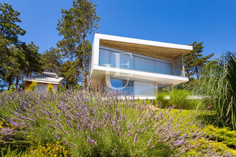 Modern Seafront House in a Boutique Beach-side Complex