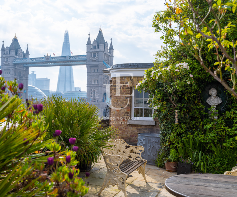 Historic country house with Tower Bridge Views, Dockmasters House