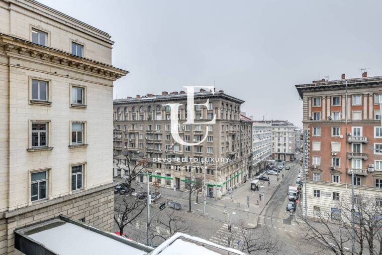 Просторен офис под наем в идеален център