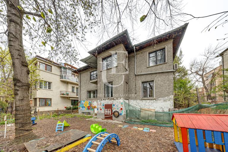 Townhouse surrounded by greenery in Yavorov district