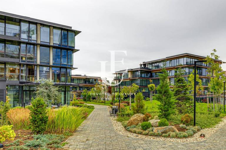 Brand-new two-bedroom apartment overlooking a beautiful courtyard