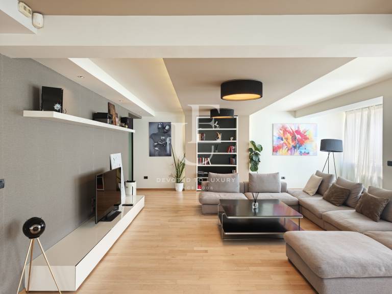 Луксозен апартамент с три спални за продажба в кв. Стрелбище