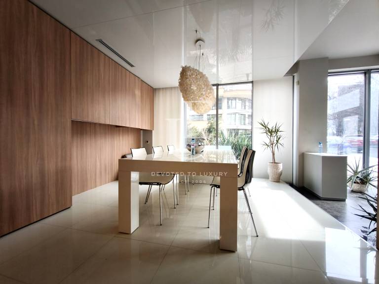 Modern Showroom for Sale in Motopista Qt.