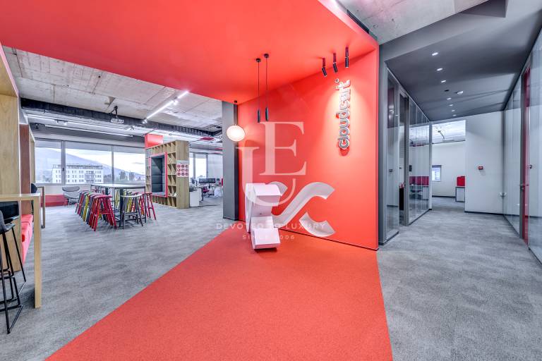 Просторен и функционален офис под наем в престижна сграда