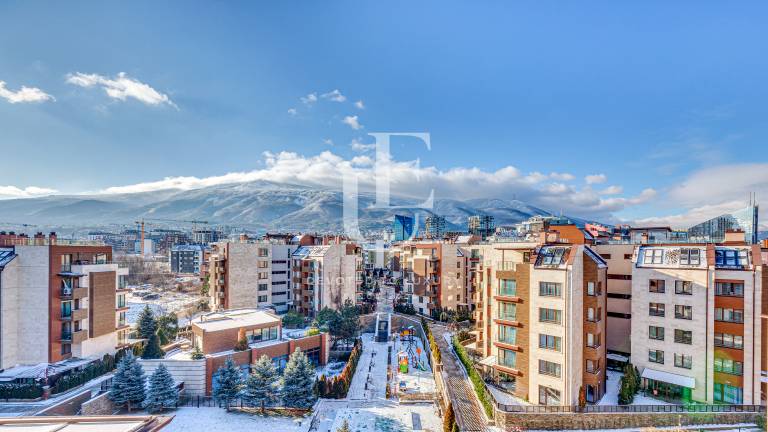 Panoramic three-bedroom penthouse for rent in Flora Park