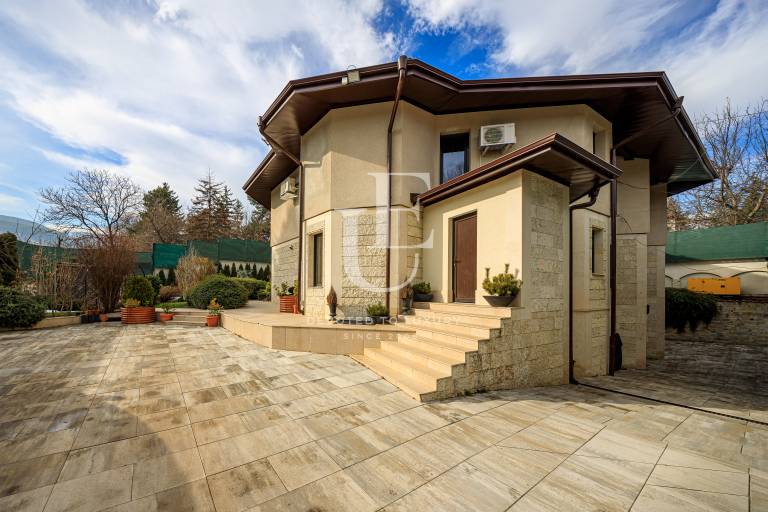 Луксозна самостоятелна къща с голям двор