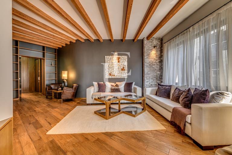 Изтънчен апартамент с отлична локация под наем