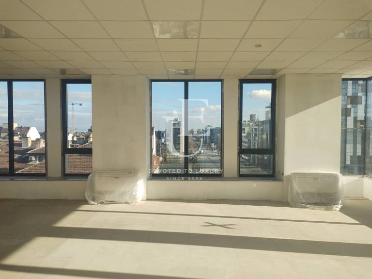 Spacious modern office in a central location