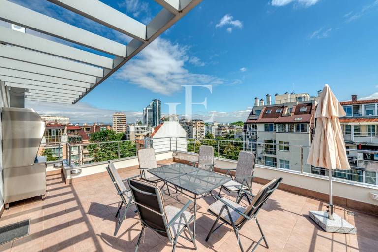 Penthouse with three bedrooms and a beautiful terrace for rent 