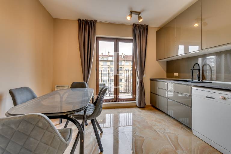 Просторен мезонет под наем в топ центъра на София