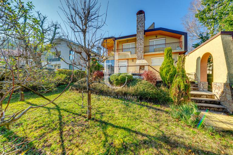 Семейна къща на разкошно място в кв. Горна Баня